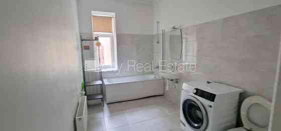 Фасадный дом, реновированный дом, вход с улицы, окна выходят на улицу, окна Рига