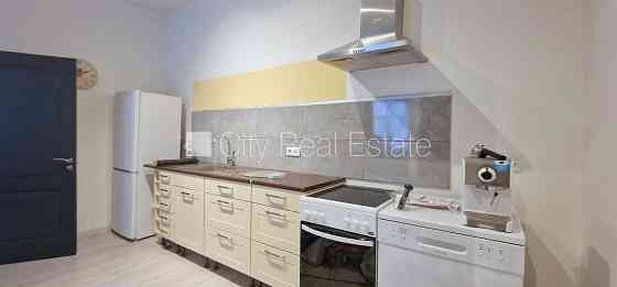 Фасадный дом, реновированный дом, вход с улицы, окна выходят на улицу, окна Рига