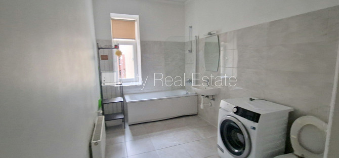 Фасадный дом, реновированный дом, вход с улицы, окна выходят на улицу, окна Рига - изображение 6