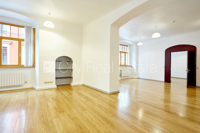 Фасадный дом, реновированный дом, благоустроенная озеленённая территория, Рига - изображение 3