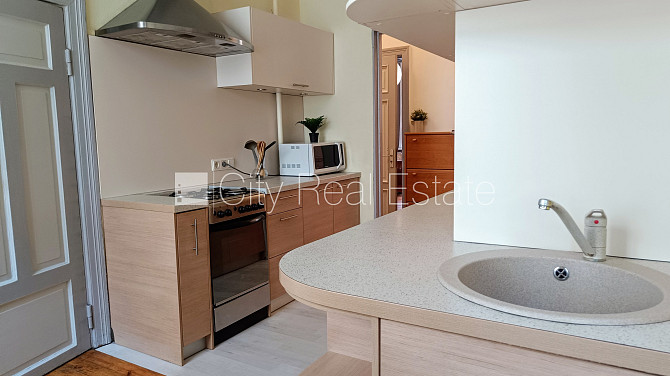 Здание во дворе, реновированный дом, закрытый двор, вход со двора, лестничная Рига - изображение 15