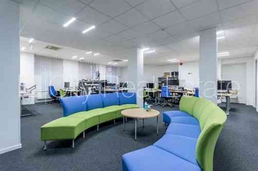 Фасадный дом, реставрированный дом, охраняемая территория, вход с улицы, лифт, Рига