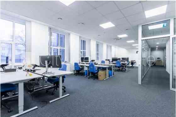 Фасадный дом, реставрированный дом, охраняемая территория, вход с улицы, лифт, Рига