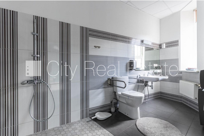 Фасадный дом, реставрированный дом, охраняемая территория, вход с улицы, лифт, Рига - изображение 9