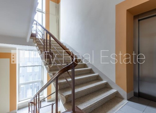 Фасадный дом, реставрированный дом, охраняемая территория, вход с улицы, лифт, Рига - изображение 12