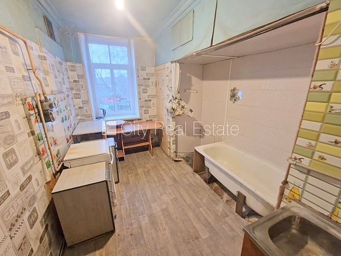 Дом во дворе, закрытый двор, вход с улицы, лестничная клетка после косметического Рига - изображение 14