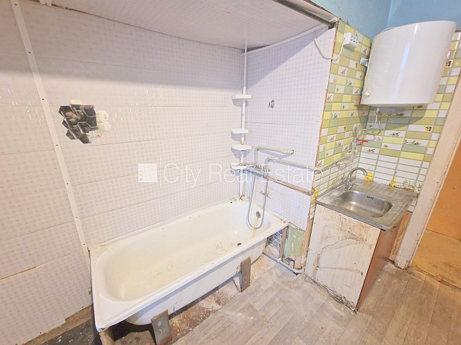 Дом во дворе, закрытый двор, вход с улицы, лестничная клетка после косметического Рига - изображение 15