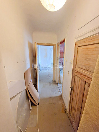 Дом во дворе, закрытый двор, вход с улицы, лестничная клетка после косметического Рига - изображение 20