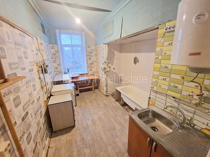 Дом во дворе, закрытый двор, вход с улицы, лестничная клетка после косметического Рига - изображение 12