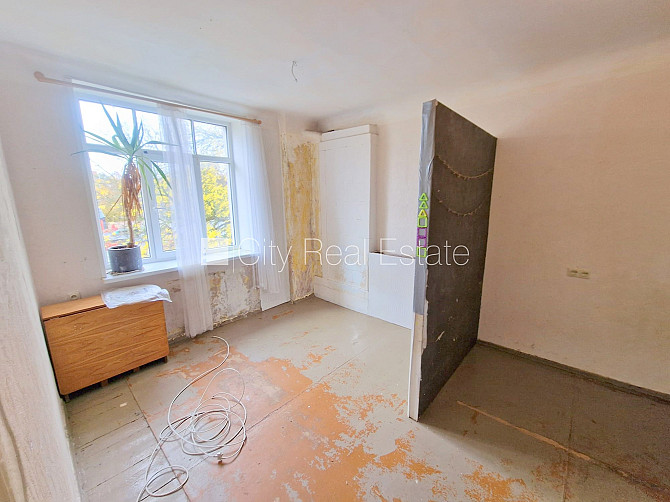 Дом во дворе, закрытый двор, вход с улицы, лестничная клетка после косметического Рига - изображение 1