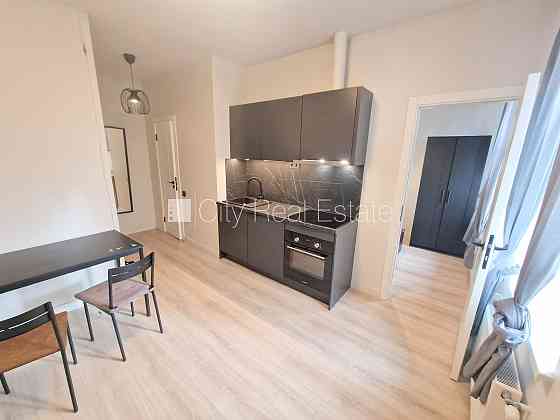 Фасадный дом, реновированный дом, территория обнесена забором, вход с улицы и со Рига