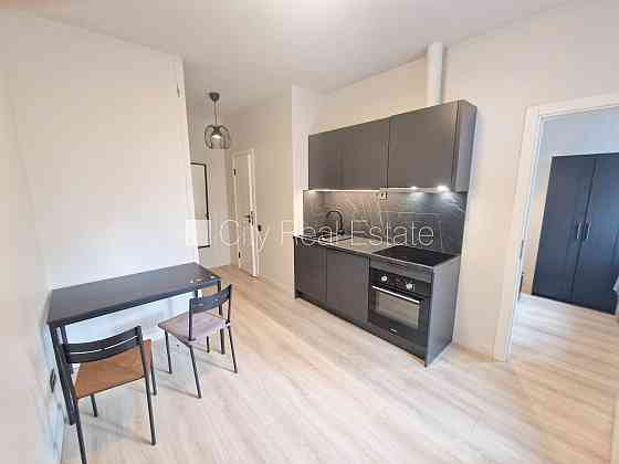 Фасадный дом, реновированный дом, территория обнесена забором, вход с улицы и со Рига