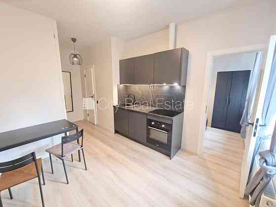 Фасадный дом, реновированный дом, территория обнесена забором, вход с улицы и со Рига