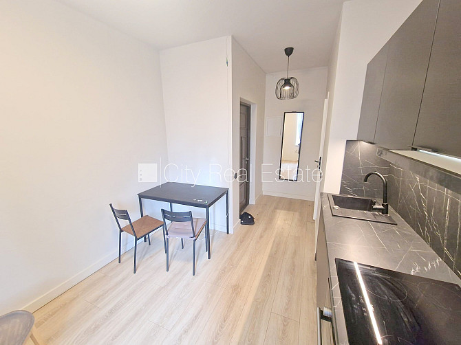 Фасадный дом, реновированный дом, территория обнесена забором, вход с улицы и со Рига - изображение 14