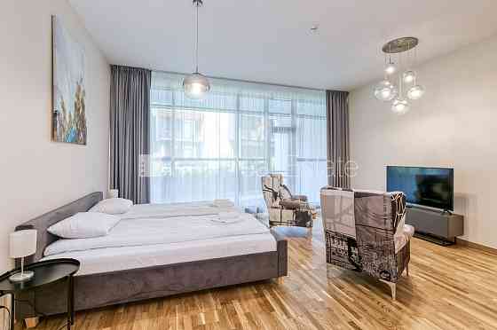 Новостройка, фасадный дом, зеленая территория, территория обнесена забором, Юрмала