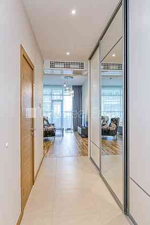 Новостройка, фасадный дом, зеленая территория, территория обнесена забором, Юрмала