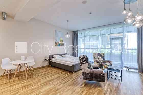 Новостройка, фасадный дом, зеленая территория, территория обнесена забором, Юрмала