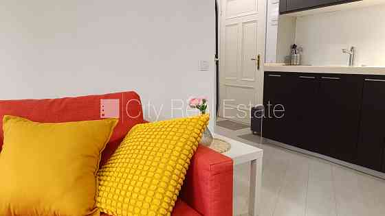 Дом во дворе, реновированный дом, благоустроенная озеленённая территория, Рига