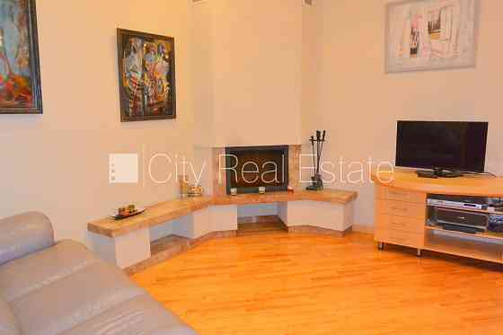 Дом во дворе, кирпичные стены, закрытый двор, место для машины, лестничная клетка Рига