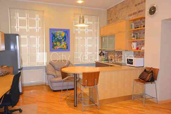 Дом во дворе, кирпичные стены, закрытый двор, место для машины, лестничная клетка Рига