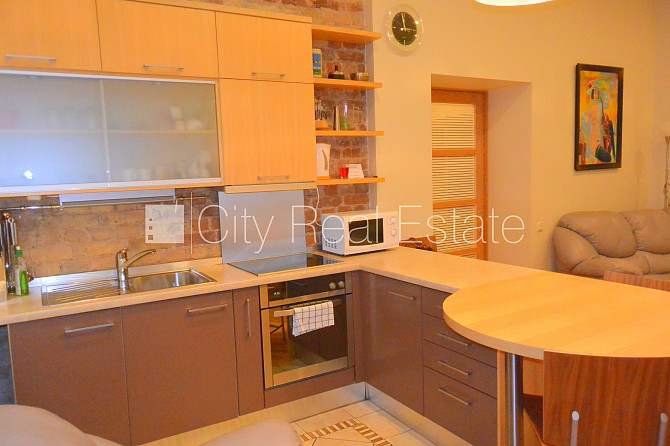 Дом во дворе, кирпичные стены, закрытый двор, место для машины, лестничная клетка Рига - изображение 3