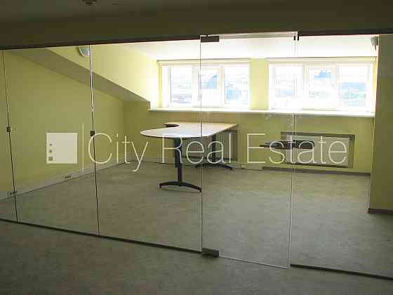 Фасадный дом, реновированный дом, вход с улицы, лифт, окна выходят во двор, Рига