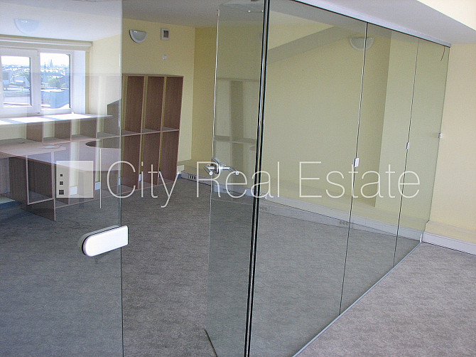 Фасадный дом, реновированный дом, вход с улицы, лифт, окна выходят во двор, Рига - изображение 3