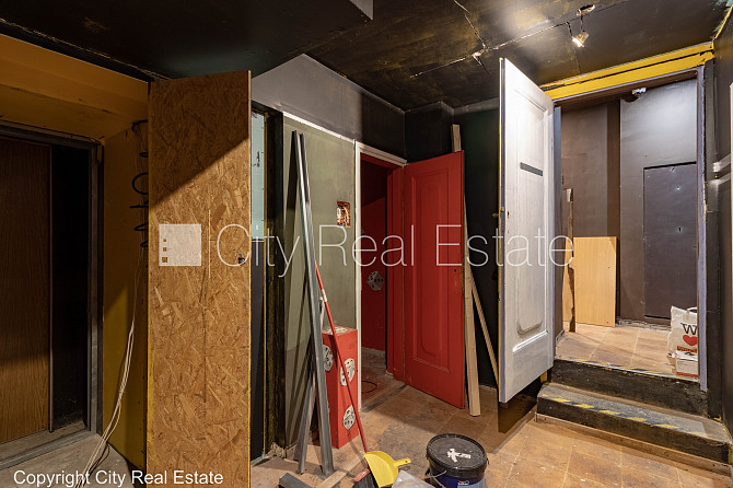 Реставрированный дом, подъездная дорога покрыта брущаткoй, вход с улицы, Рига - изображение 17