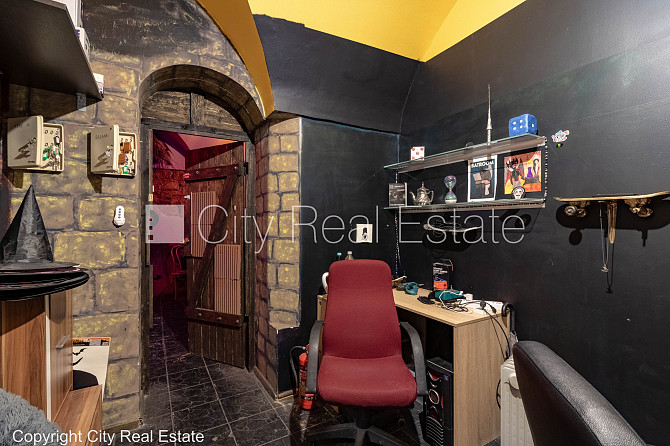 Реставрированный дом, подъездная дорога покрыта брущаткoй, вход с улицы, Рига - изображение 10