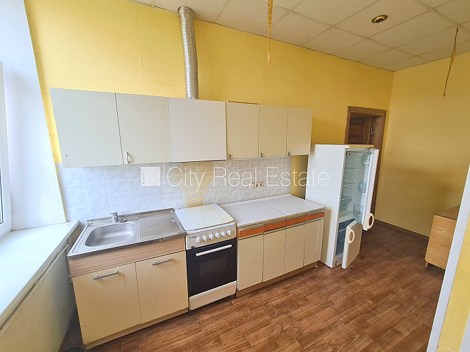 Фасадный дом, закрытый двор, вход со двора, окна выходят в обе стороны дома, Рига - изображение 17