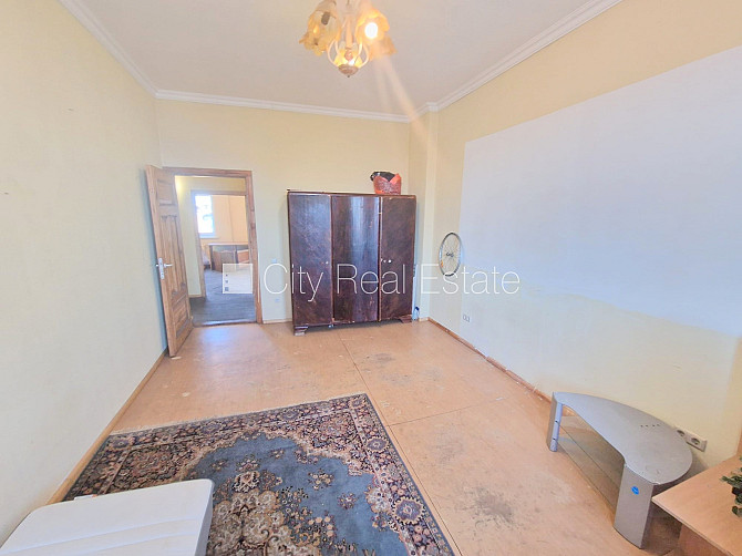 Фасадный дом, закрытый двор, вход со двора, окна выходят в обе стороны дома, Рига - изображение 4