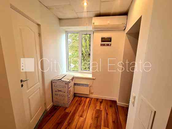 Фасадный дом, благоустроенная озеленённая территория, вход со двора, студио, Рижский район