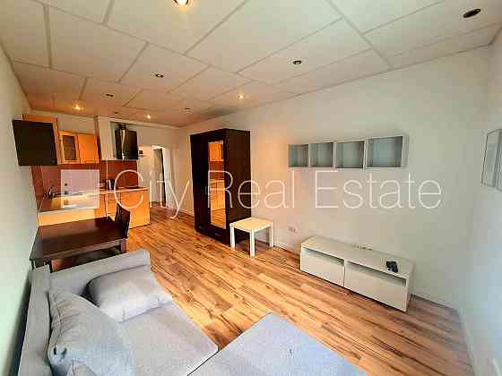 Фасадный дом, благоустроенная озеленённая территория, вход со двора, студио, Рижский район