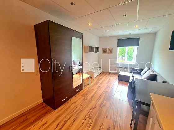 Фасадный дом, благоустроенная озеленённая территория, вход со двора, студио, Rīgas rajons