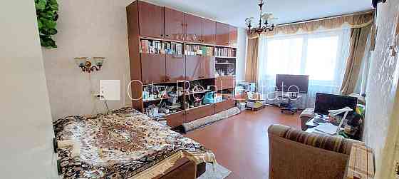 Здание во дворе, благоустроенная озеленённая территория, подъездная дорога Рига