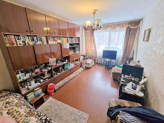 Здание во дворе, благоустроенная озеленённая территория, подъездная дорога Рига