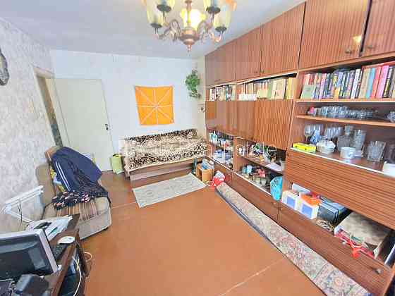 Здание во дворе, благоустроенная озеленённая территория, подъездная дорога Рига