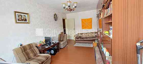 Здание во дворе, благоустроенная озеленённая территория, подъездная дорога Рига