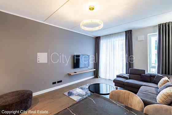 Фасадный дом, реновированный дом, территория обнесена забором, вход с улицы, лифт, Рига