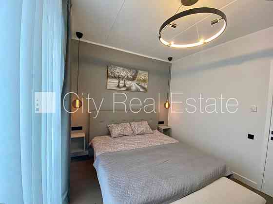 Фасадный дом, реновированный дом, территория обнесена забором, вход с улицы, лифт, Рига