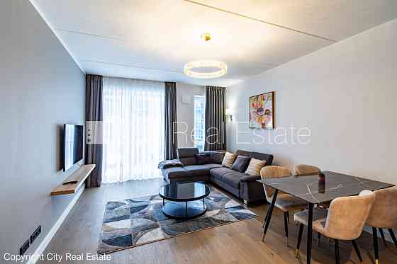 Фасадный дом, реновированный дом, территория обнесена забором, вход с улицы, лифт, Рига