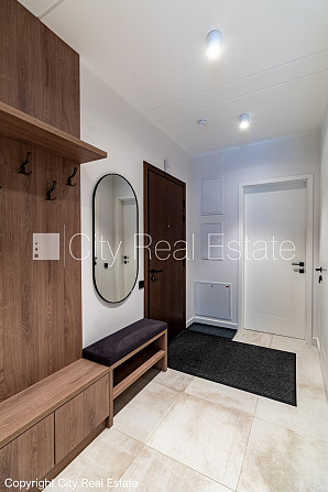 Фасадный дом, реновированный дом, территория обнесена забором, вход с улицы, лифт, Рига - изображение 11