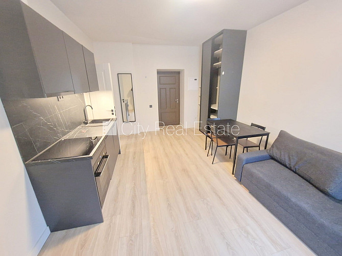 Фасадный дом, реновированный дом, территория обнесена забором, вход с улицы, лифт, Рига - изображение 19