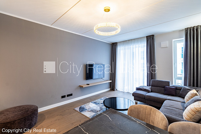 Фасадный дом, реновированный дом, территория обнесена забором, вход с улицы, лифт, Рига - изображение 3