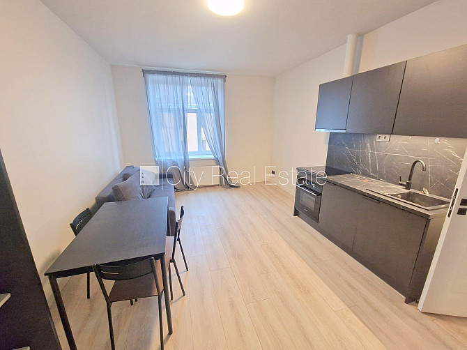 Фасадный дом, реновированный дом, территория обнесена забором, вход с улицы, лифт, Рига - изображение 16