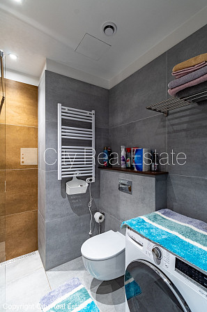 Фасадный дом, реновированный дом, территория обнесена забором, вход с улицы, лифт, Рига - изображение 9