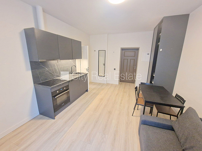 Фасадный дом, реновированный дом, территория обнесена забором, вход с улицы, лифт, Рига - изображение 20