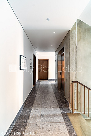 Фасадный дом, реновированный дом, территория обнесена забором, вход с улицы, лифт, Рига - изображение 12