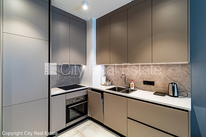 Фасадный дом, реновированный дом, территория обнесена забором, вход с улицы, лифт, Рига - изображение 4