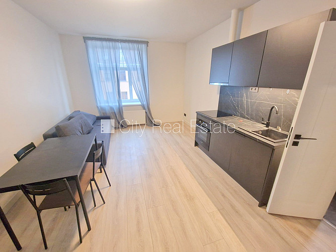 Фасадный дом, реновированный дом, территория обнесена забором, вход с улицы, лифт, Рига - изображение 15